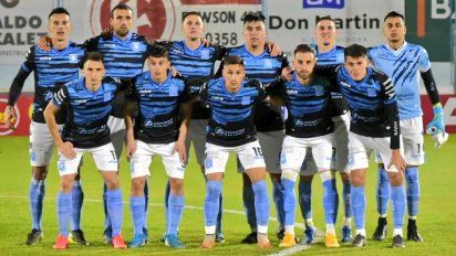 Estudiantes visita a Deportivo Riestra con el objetivo de volver a sumar