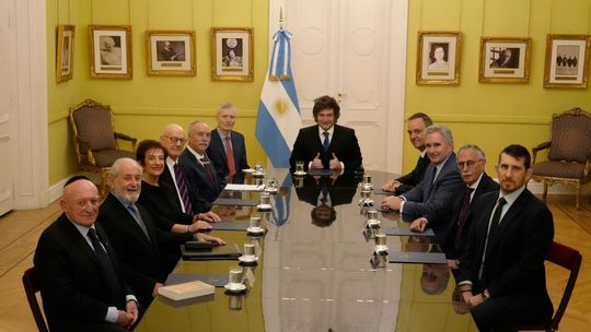 Con Manuel Adorni a su lado, el presidente Javier Milei recibió ayer al titular de la organización judía B’nai B’rith Internacional, Robert Spitzer