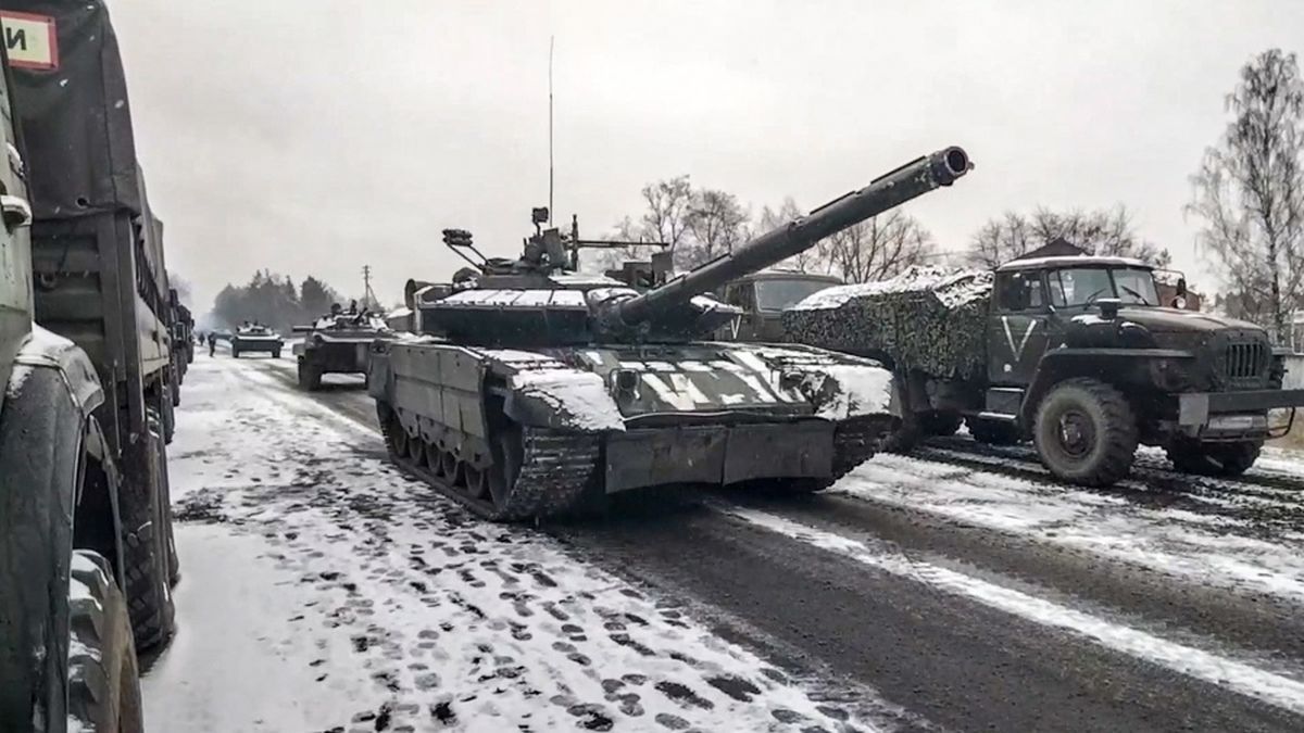 Blindados rusos avanzan en el Donbass