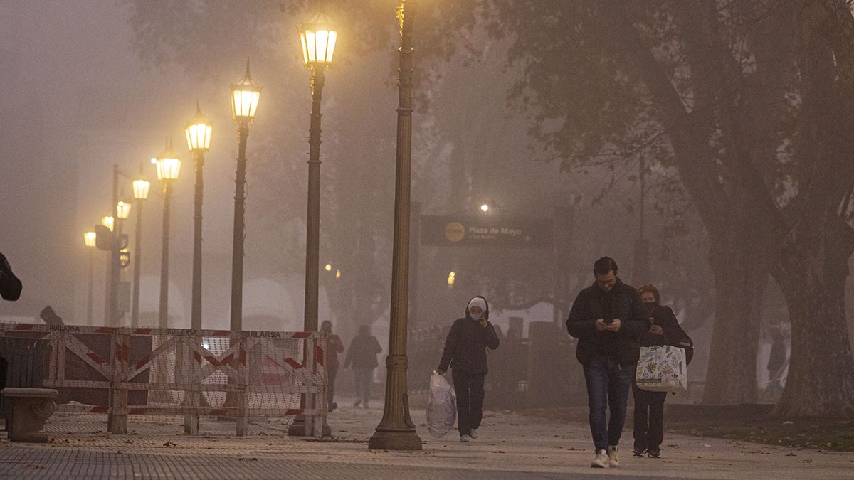 La densa niebla que se asentó en Buenos Aires causó inconveintes en los vuelos programados.