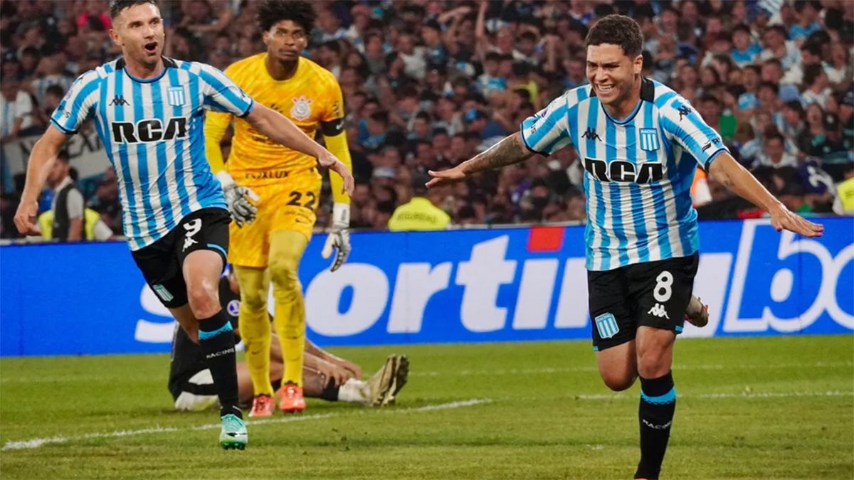 Juan Fernando Quintero festeja su segundo gol. A un costado aparece Maravilla Martinez