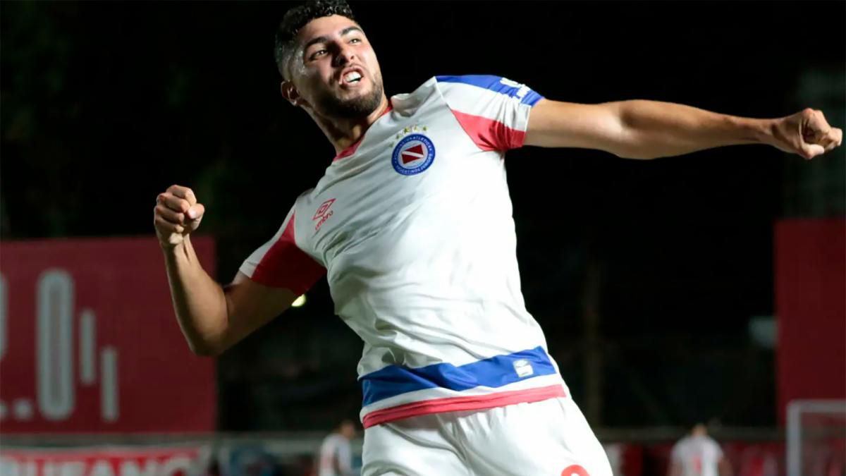 Maximiliano Romero festeja su gol, el primero de Argentinos, que venció a Independiente Rivadavia por 2 a 1 en La Paternal