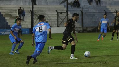 Atenas perdió en la lluviosa noche riocuartense y quedó muy complicado