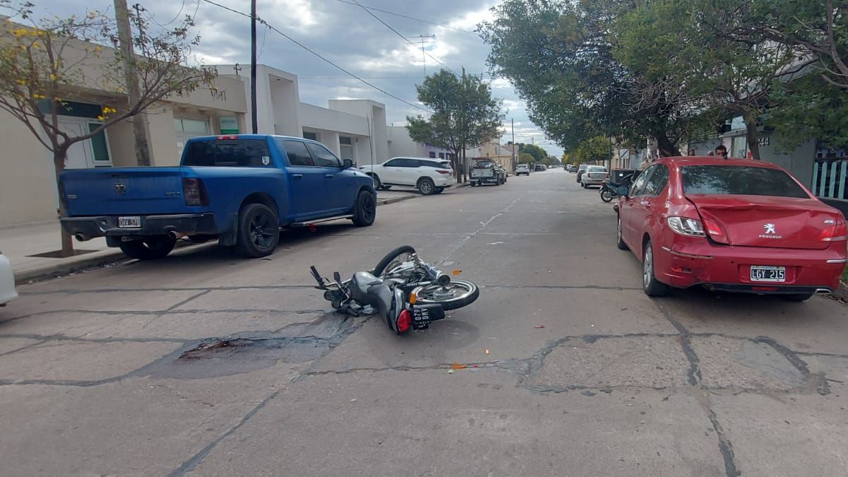 Retrato del fuerte impacto de la motocicleta con el auto que estaba estacionado. 