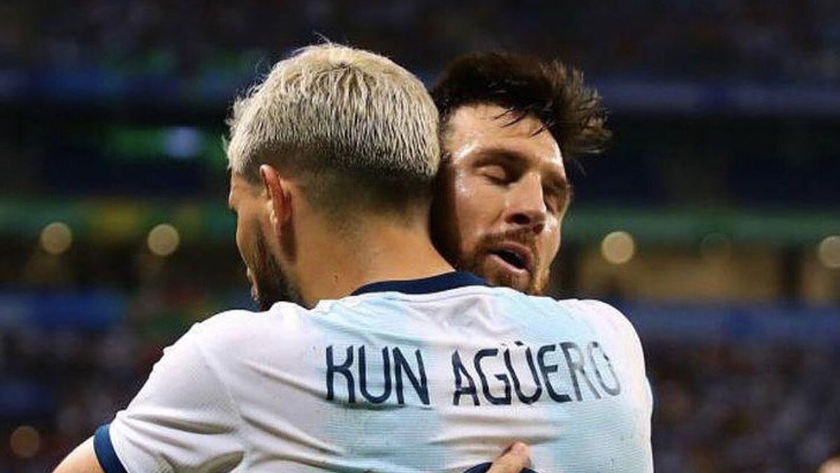 Messi y su saludo al Kun Agüero