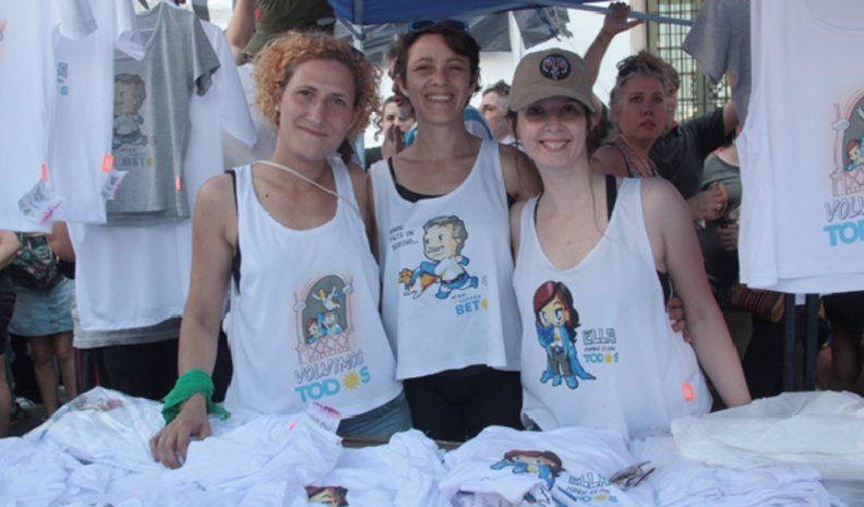 Economía social. Desde una cooperativa textil surgió la idea de crear una línea de productos basados en Cristina Fernández y Alberto Fernández. La marca se llama “Capitán Beto” y tiene como antecedente un personaje de historieta que crearon sus fundadores