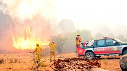 Sin tregua, el fuego puso en riesgo casas en Alpa Corral, Las Albahacas y El Chacay
