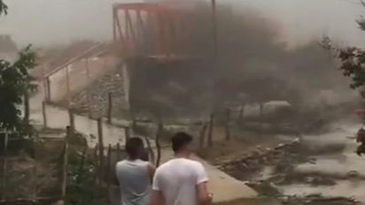 Un alud derrumbó un puente en Catamarca