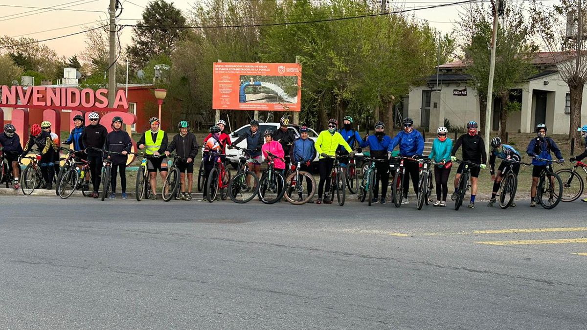 Fotografía de la última edición de la misión solidaria junto con todos los ciclistas que participaron. Este año más de 80 personas estuvieron presentes.