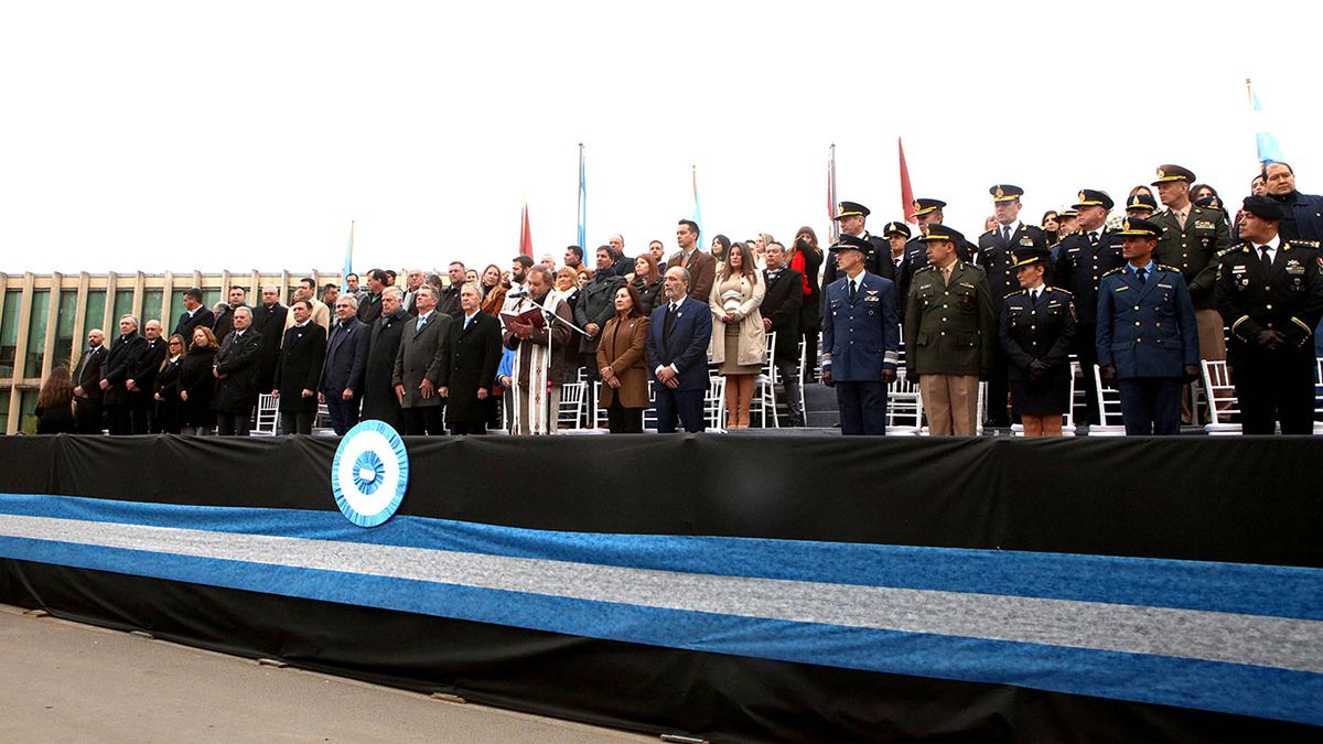 Casi mil alumnos y cadetes juraron lealtad a la bandera en acto central