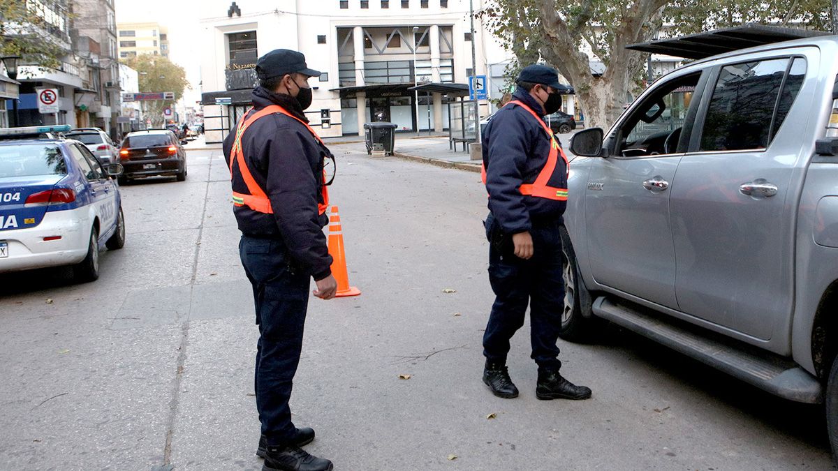 Los efectivos policiales solicitan el certificado de circulación a las personas exceptuadas del confinamiento.