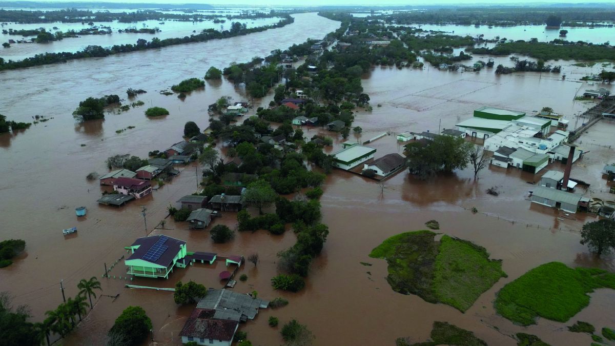 Brasil: Al menos medio centenar de personas desaparecidas y 41 muertos dejó elpaso de un devastador ciclón en el sur del país que comenzó en la madrugada dellunes y afectó a 85 localidades.