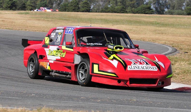 El Ford del oriundo de Coronel Moldes, Juan Angiorama, segundo en una de las series del TC 4000.