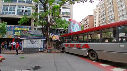 Córdoba: un colectivo de línea urbana colisionó contra un local comercial
