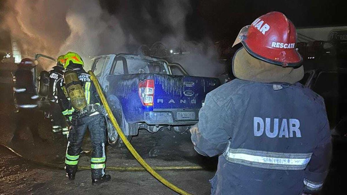 La rápida acción de los bomberos evitó que el fuego se propagara a otros autos.