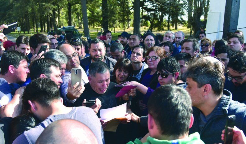 El momento de la lectura de la lista de despedidos. El trabajador se quiebra, el resto de sus compañeros también.