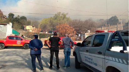 Por un incendio en Carlos Paz, hubo tres heridos y 25 evacuados