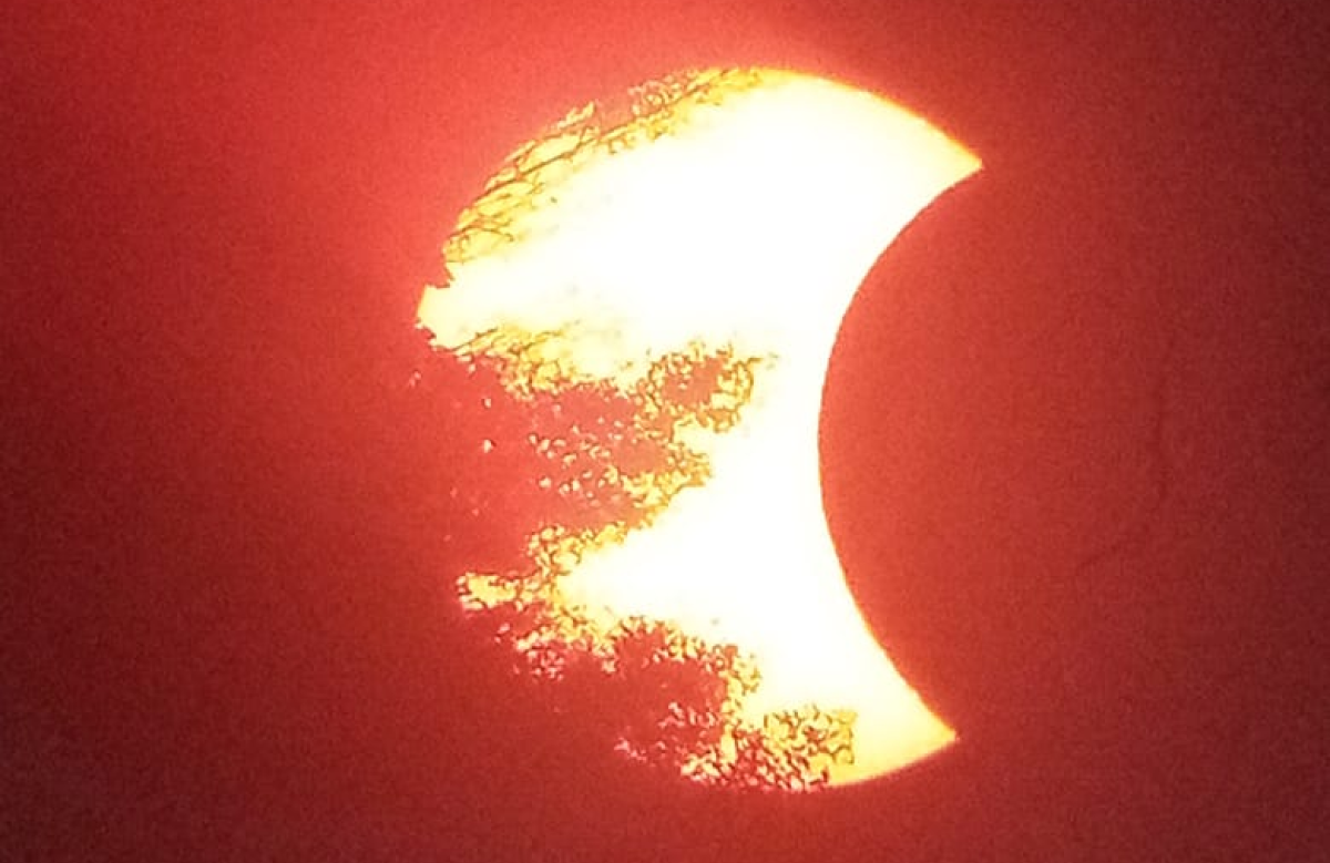 Un eclipse parcial de sol pudo observarse desde la Patagonia