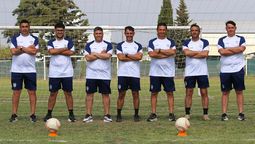 El cuerpo técnico de los seleccionados sub13 y sub 15 junto con el coordinador Facundo Posse, responsables de los equipos del fútbol formativo regional que debutaron con triunfos.