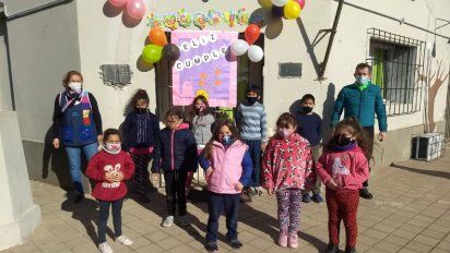 La escuela rural de Colonia Dolores celebró su centenario con los niños en las aulas