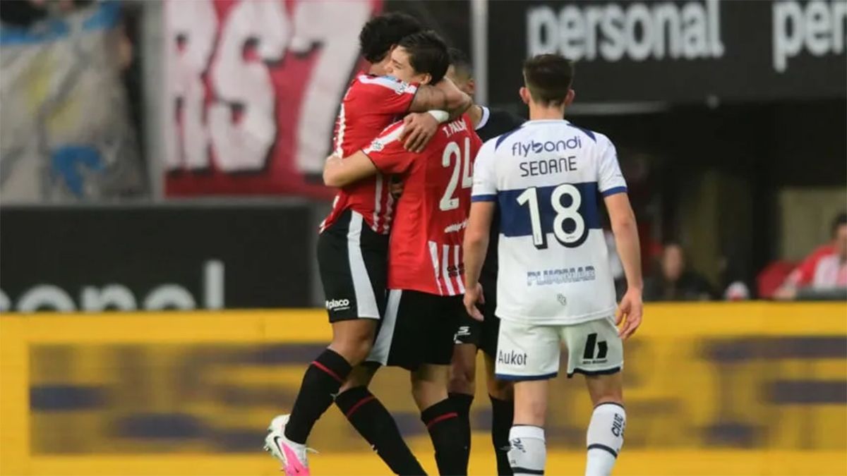 Photo: puntal.com.ar Estudiantes de La Plata beat Gimnasia y Esgrima La Plata 4-0