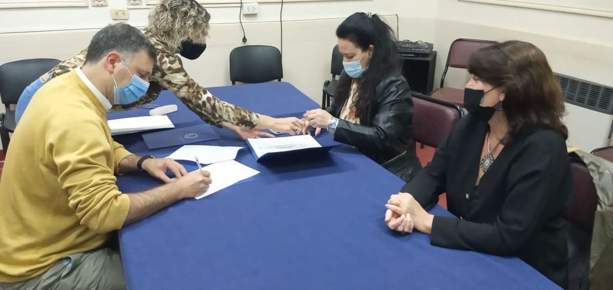 Rosso y docentes del Profesorado Gabriela Mistral volvieron a firmar un acuerdo que permitirá a estudiantes coordinar visitas a la casona.