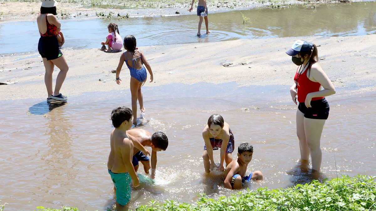 Los niños realizan talleres en el Parque del Centro Cívico y también aprovechan el río.