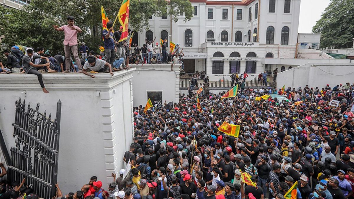 Miles de manifestantes irrumpieron el sábado pasado en la residencia oficial del presidente de Sri Lanka en Colombo