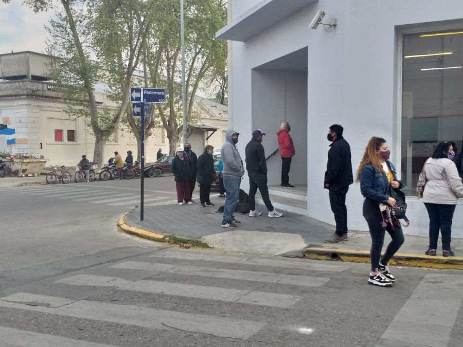 Larga fila en la sucursal de Banco de Córdoba Pedernera.