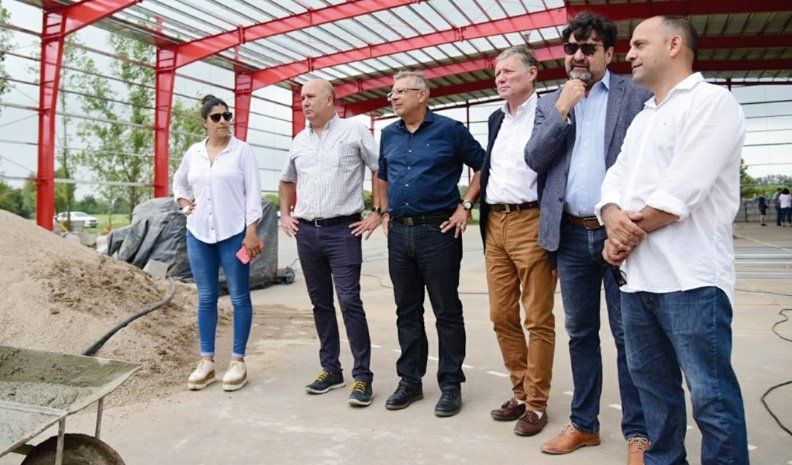 El intendente interino, Carlos De Falco, recorrió el lugar junto con funcionarios y desarrollistas. Hay un centenar de operarios trabajando en el lugar.