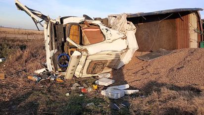 Un camionero volcó, sufrió graves lesiones y murió en el hospital en Córdoba