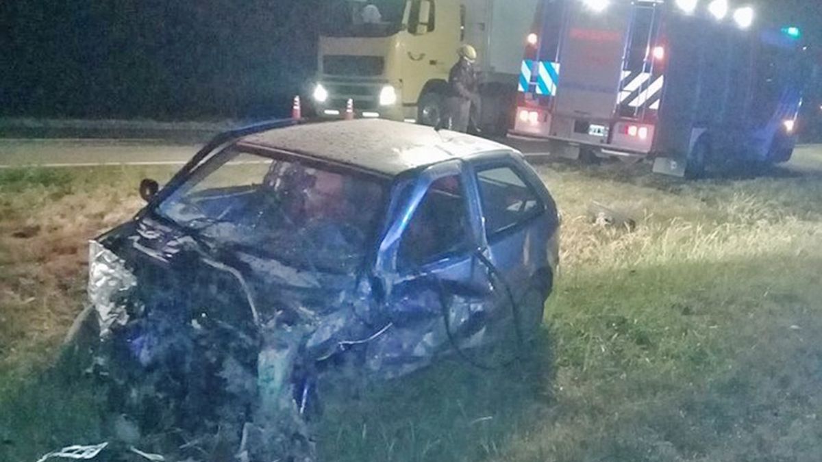 Ruta 8: un muerto tras el choque frontal de un auto y dos camiones