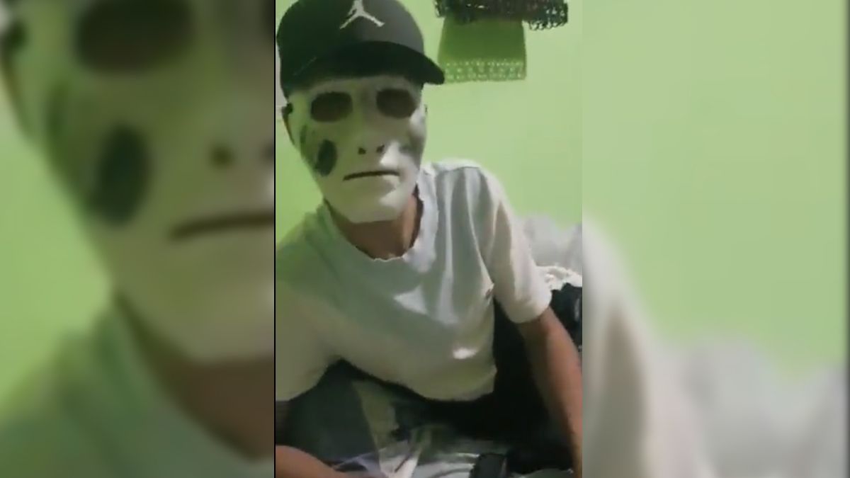 El hombre que amenaza a los vecinos de Los Pumitas ocultó su identidad con una máscara y se mostró agitando un arma de fuego.