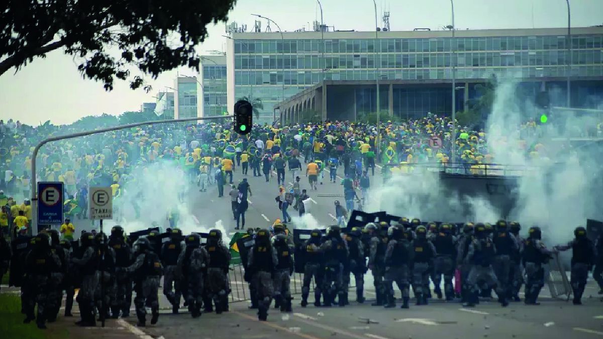 El Congreso aprobó la intervención de Brasilia y piden bloquear bienes de Bolsonaro