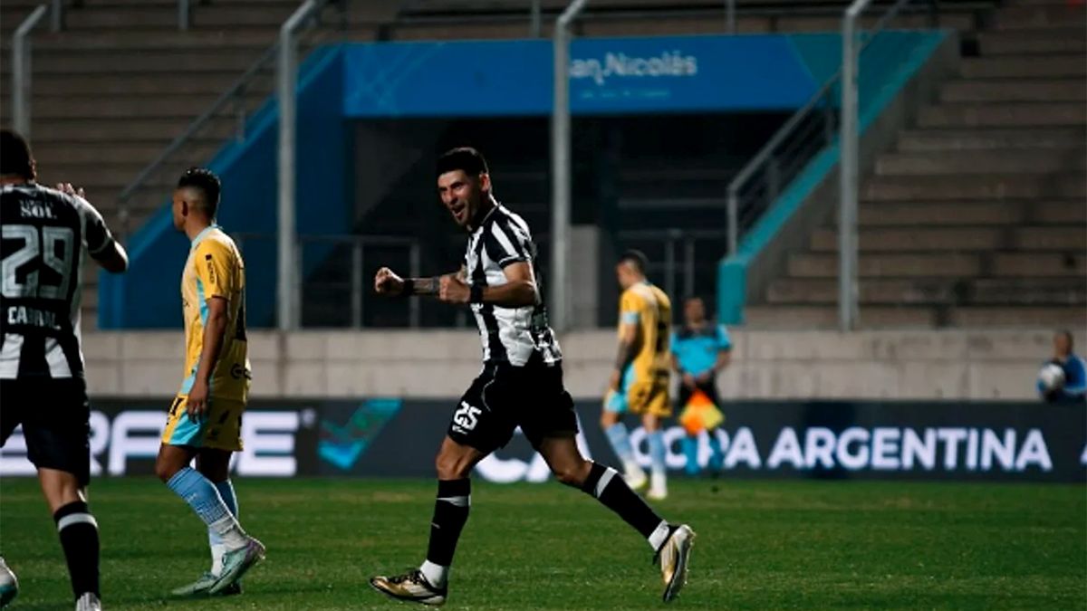 Cesar Florentin festeja el gol del empate junto a Favio Cabral. Central Córdoba ganó 2 a 1 y pasó a semifinales de la Copa Argentina