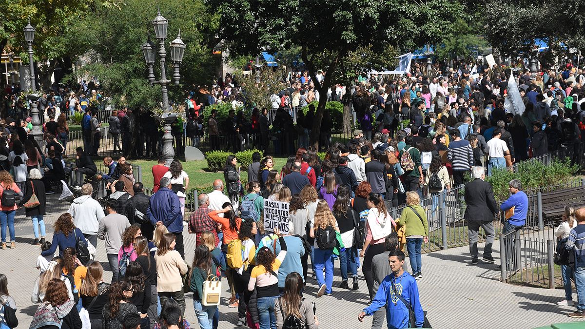 La masiva movilización en Río Cuarto en respaldo a las universidades. Foto: Estela Zogbe.