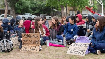Alumnos realizaron una sentada ante la falta de respuestas desde el colegio.Foto. Andrés Oviedo