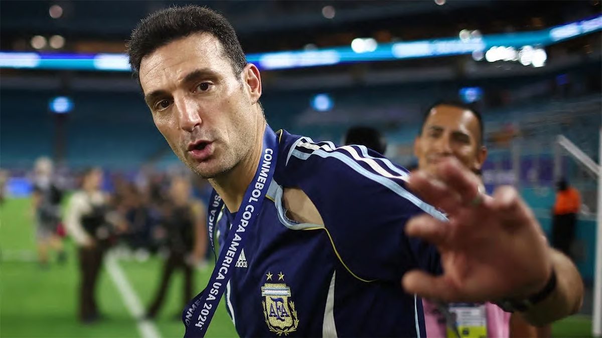 La historia detras de las camisetas retro de Scaloni en los festejos del Mundial y de la Copa America