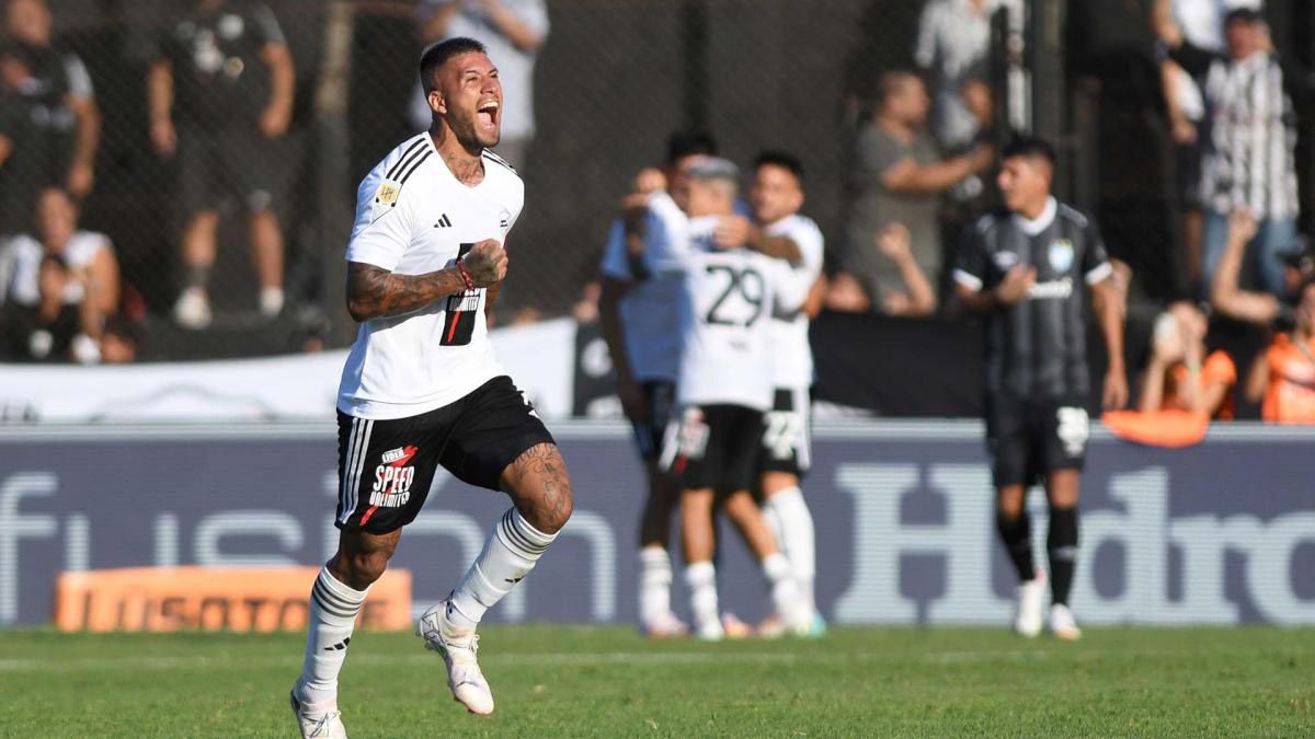 Milton Céliz festeja un gol histórico con el que Deportivo Riestra venció a Atlético Tucumán