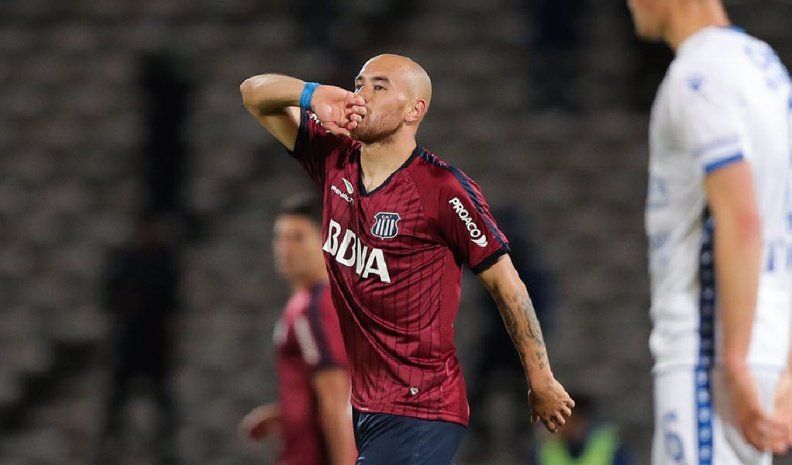 Junior Arias celebra el único gol del partido. El delantero uruguayo se dio el gusto de volver a marcar en el Kempes y hacer delirar a la parcialidad del Matador.