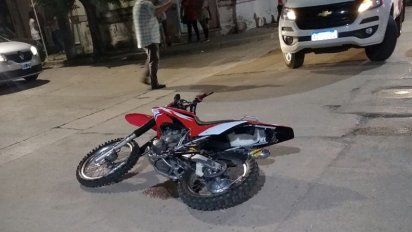 Motociclista sufrió graves lesiones tras colisionar con una pick-up