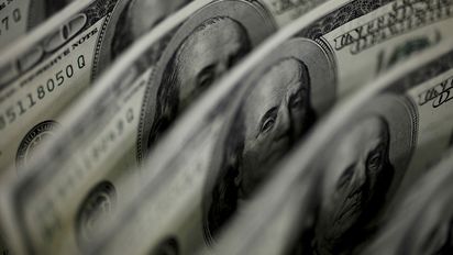 Leve suba del dólar en la última rueda del año