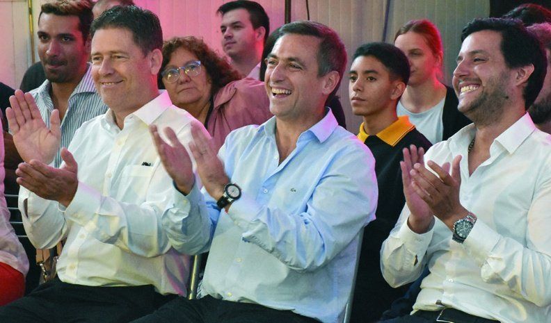 Sin escenario, pero con sillas ubicadas en forma circular, fue la estética del acto radical en el Club Unión Eléctrica. Allí hablaron todos los candidatos: Marcos e Ignacio Tagni, Verónica Parola, Nora Landart, Carlos Brinner y Ramón Mestre.