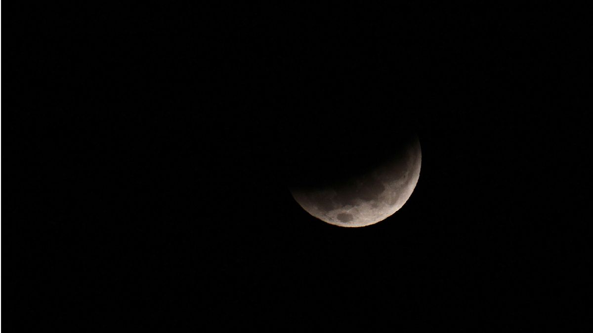 A las 7.56 se produjo la etapa total del eclipse lunar.