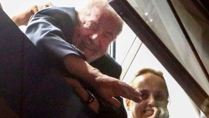 Lula desafía a la Justicia, no se entrega y negocia su detención