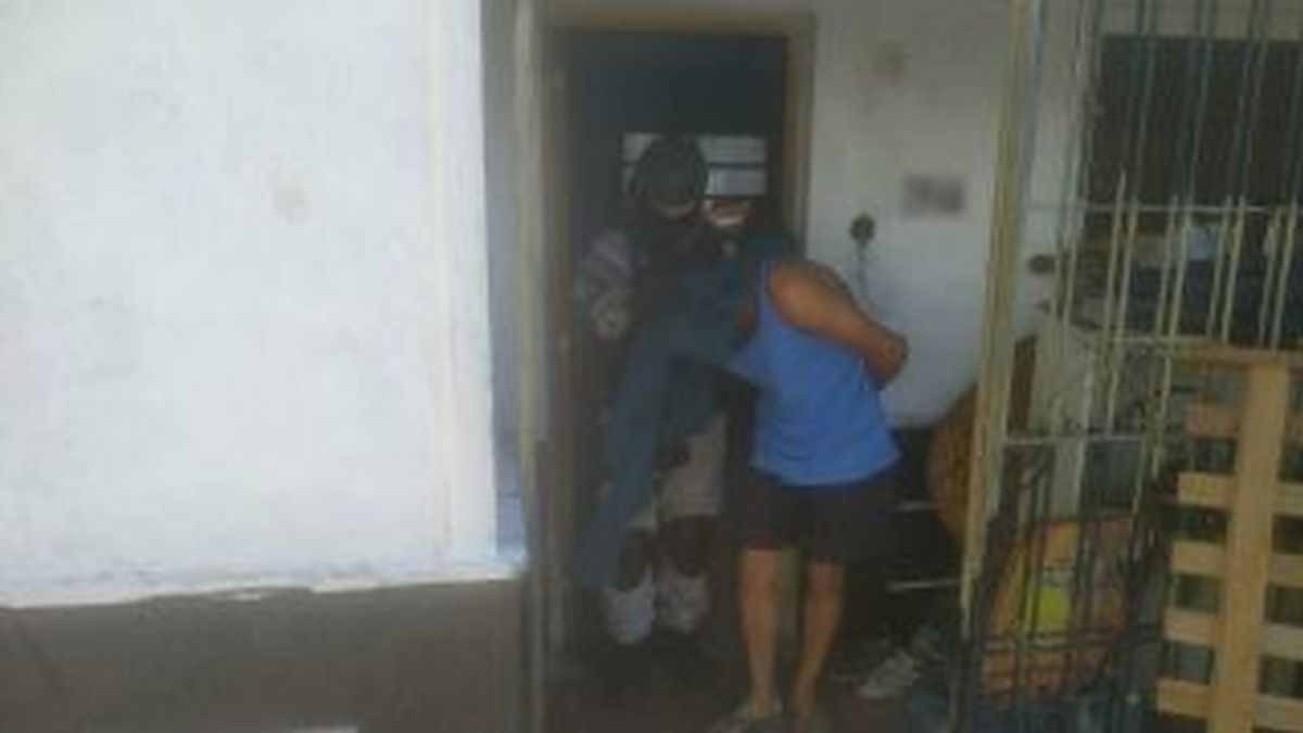 Dos jóvenes fueron arrestados tras un allanamiento en barrio San Vicente (Córdoba).