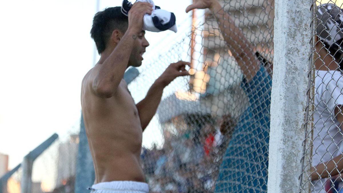 Los jugadores festejaron con su gente en el estadio 9 de Julio.