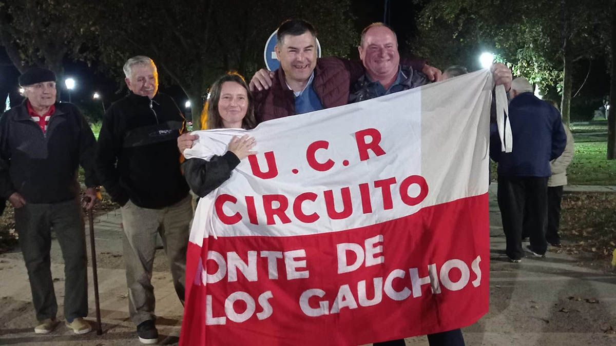 El flamante intendente electo Sergio Gómez celebró el triunfo junto a Ariel Grich y su equipo.
