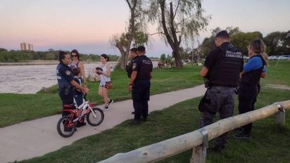 Encontraron a un niño que se había perdido en la costa del río