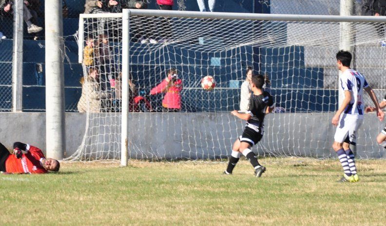 Gran gol. Fue la apertura del marcador, en una jugada que fue del medio hacia la izquierda. Moreno la cruzó rompiéndole el arco a Garetto, que nada pudo hacer.